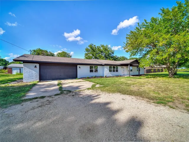 $2,100 | 309 East Obuch Street, Valley View, TX 76272