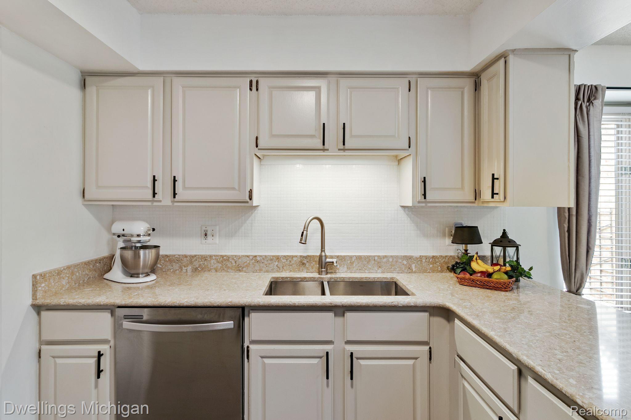 22000 River Ridge Trail Farmington, MI 48335 - Photo 16 of 51 Gallery Image 16