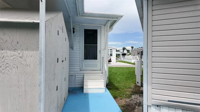 a view of a house with backyard