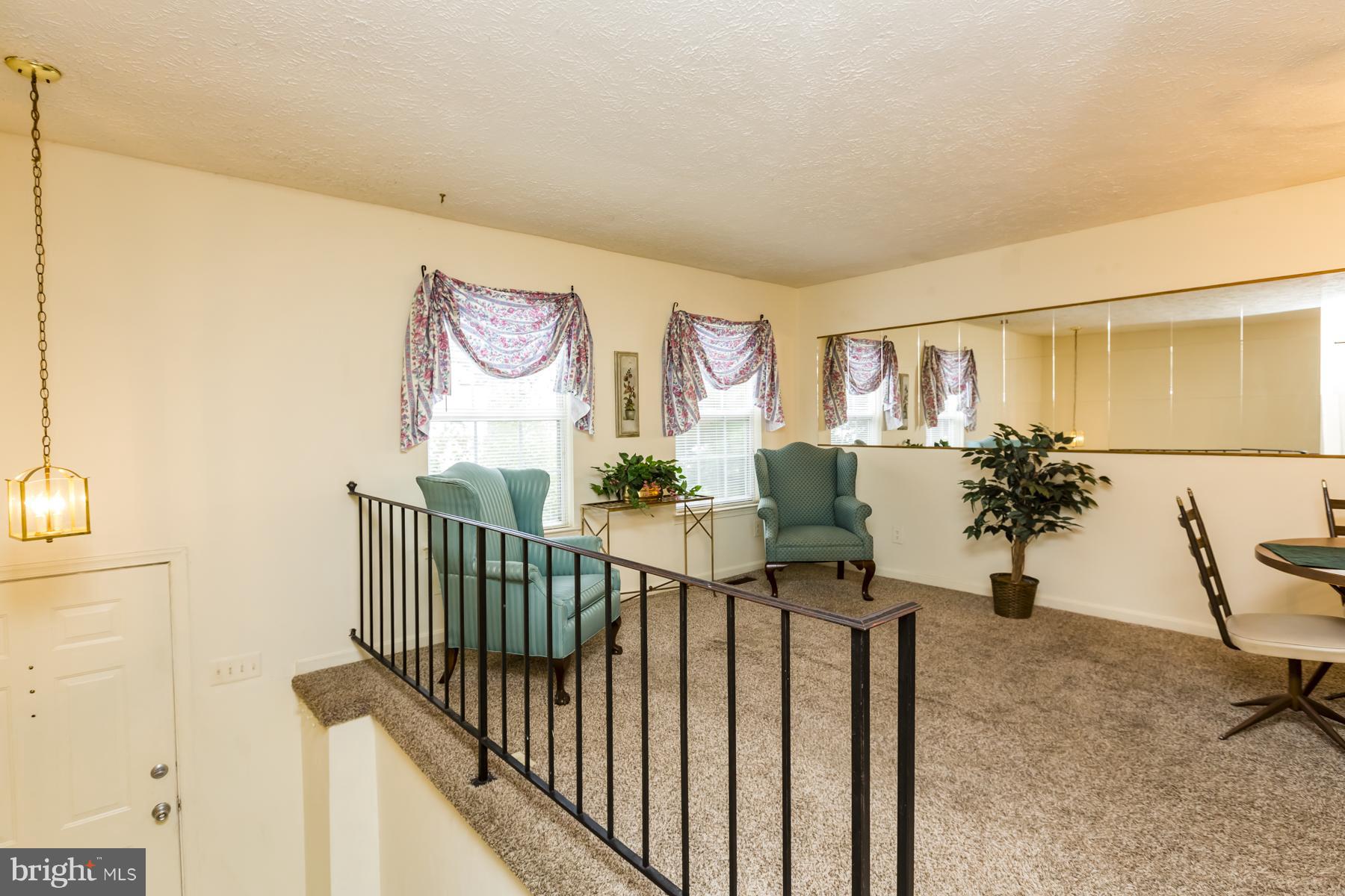 502 Dorchester Road Baltimore, MD 21228 - Photo 5 of 29 Living Room