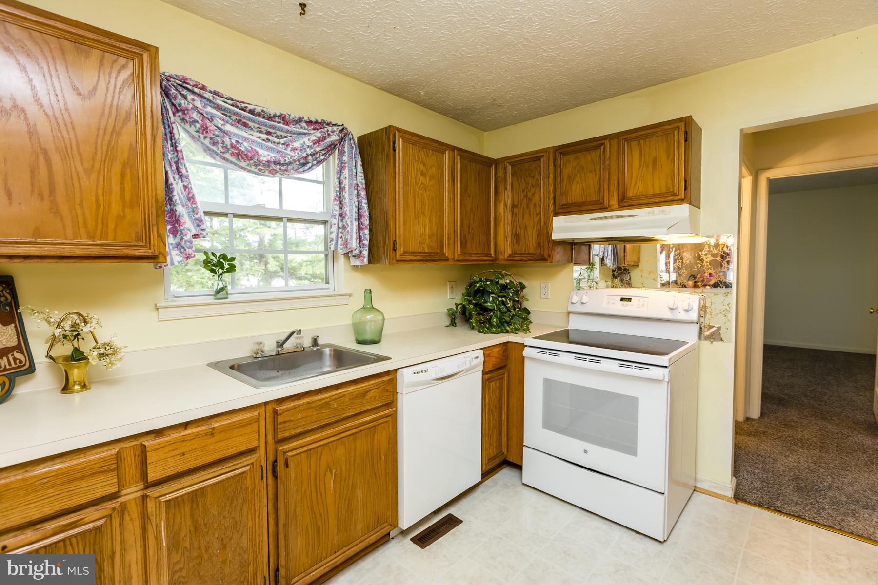 502 Dorchester Road Baltimore, MD 21228 - Photo 8 of 29 Kitchen