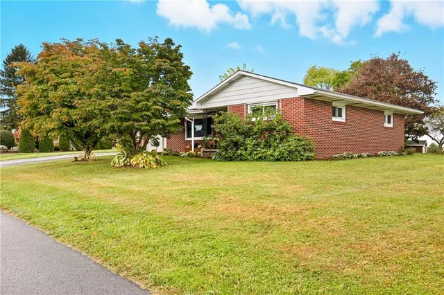 a view of a house with a yard