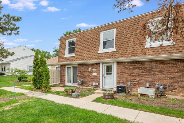 $269,900 | 2212 Cardinal Court, Streamwood, IL 60107