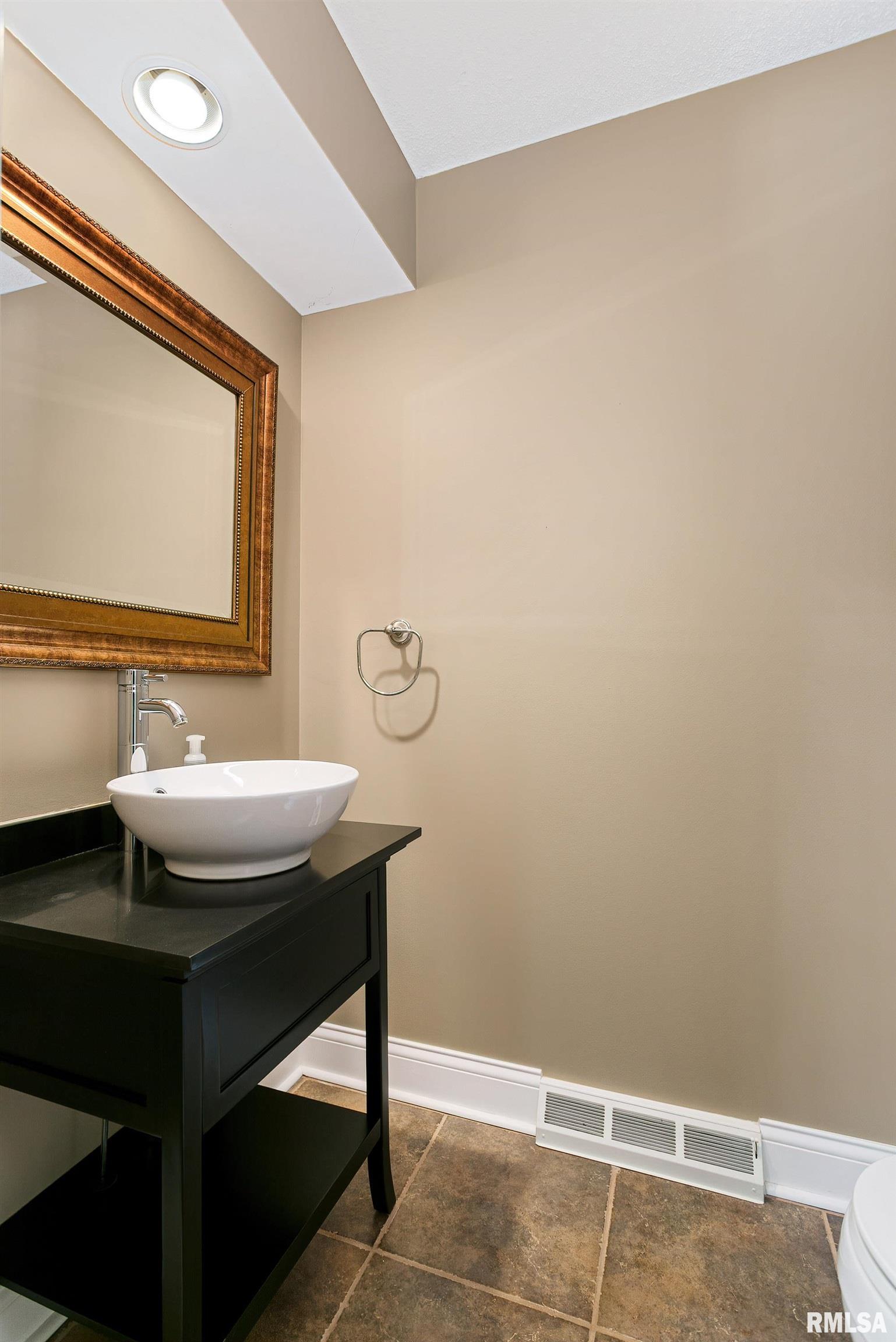 6401 Utica Ridge Road, Unit 24 Davenport, IA 52807 - Photo 8 of 46 Gallery Image 8