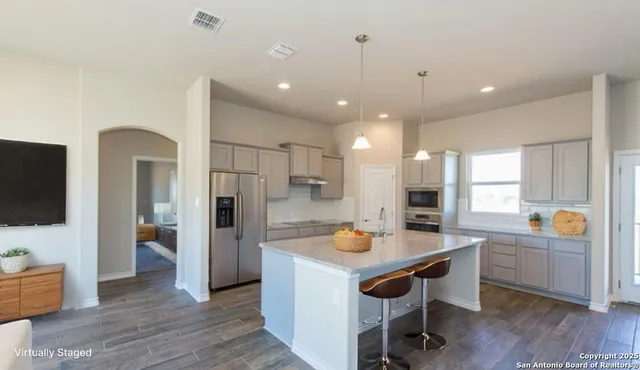 $2,800 | 120 Grand View, Floresville, TX 78114