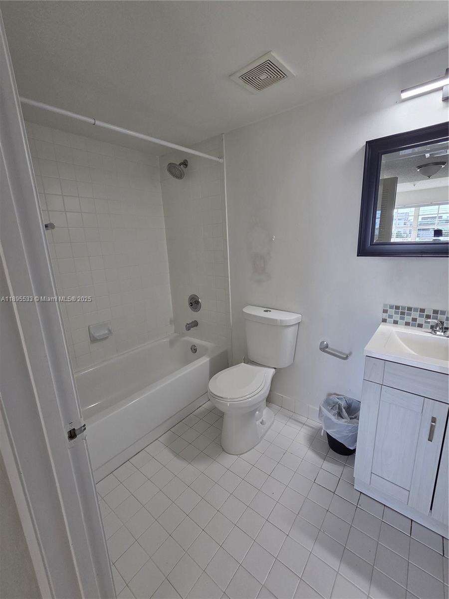 2600 Collins Avenue, Unit 509 Miami Beach, FL 33140 - Photo 5 of 6