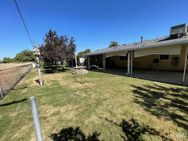 a view of a yard with flower plants