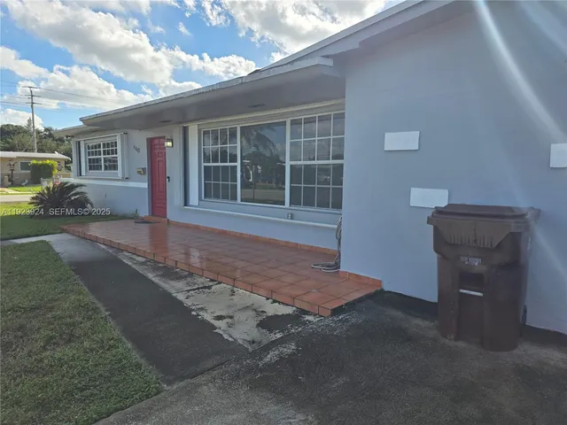 a view of a house with backyard