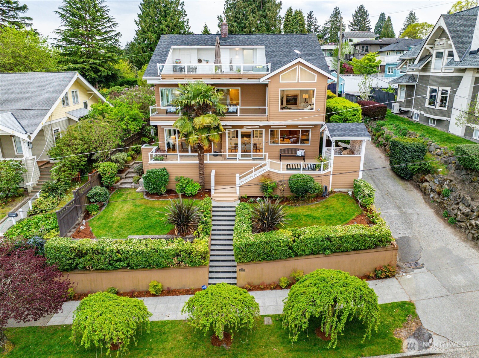 4057 Southwest Holgate Street Seattle, WA 98116 - Photo 2 of 40