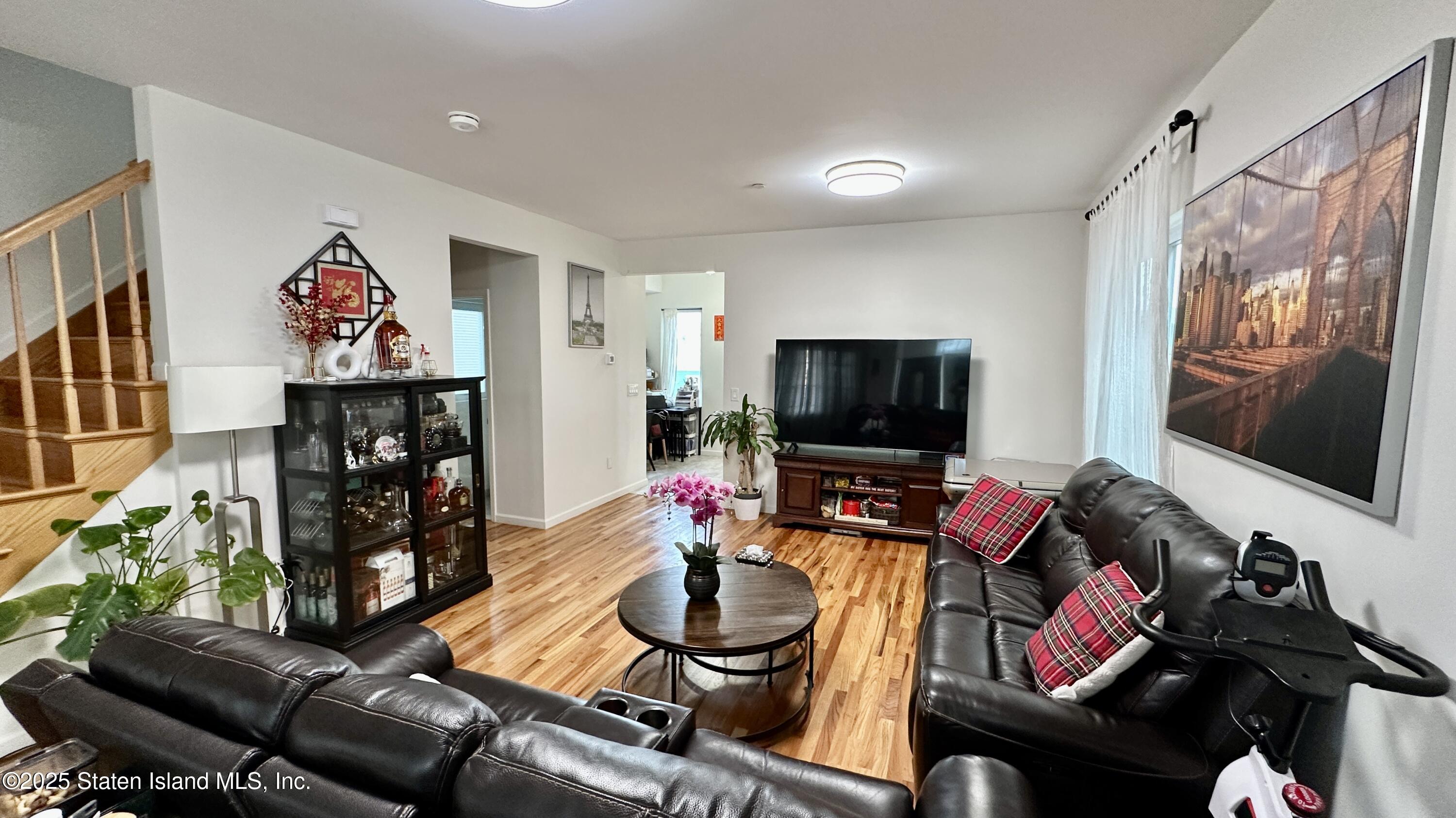 32 Scribner Avenue Staten Island, NY 10301 - Photo 7 of 33 1E42189B-C67F-4ACF-AB4D-2839194AA403_1_2