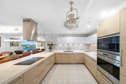 $949,000 | 17301 Biscayne Boulevard, Unit 1803, North Miami Beach, FL 33160