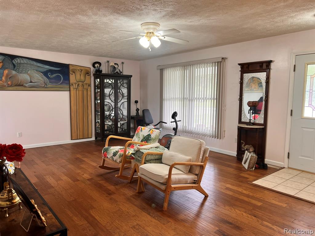 320 Roller Way Mayville, MI 48744 - Photo 3 of 36