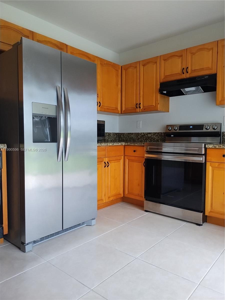 10169 Southwest 171st Street Miami, FL 33157 - Photo 19 of 33 Refrigerator / Range