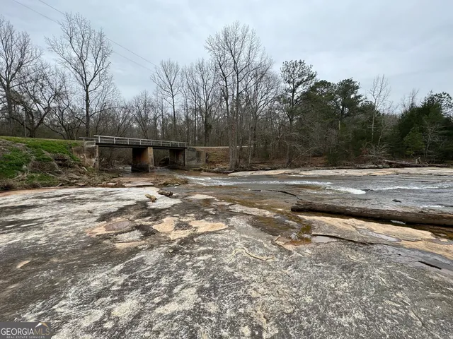 a en suite bathroom with a double vanity sink and a mirror