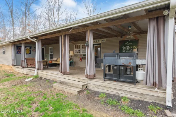 a view of a house with backyard and porch