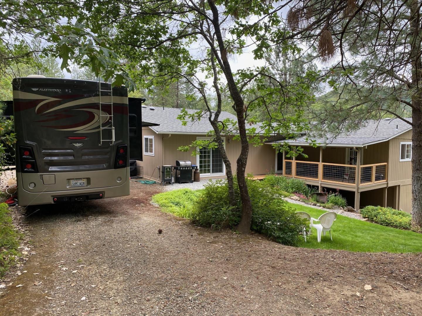Full RV hookups convenient to the home (for visitors) and BBQ area, lawn and gorgeous views!