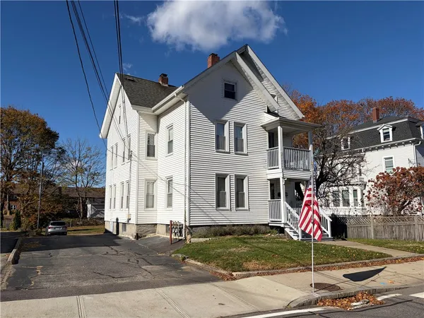 $1,950 | 112 High Street, Unit 2, Westerly, RI 02891