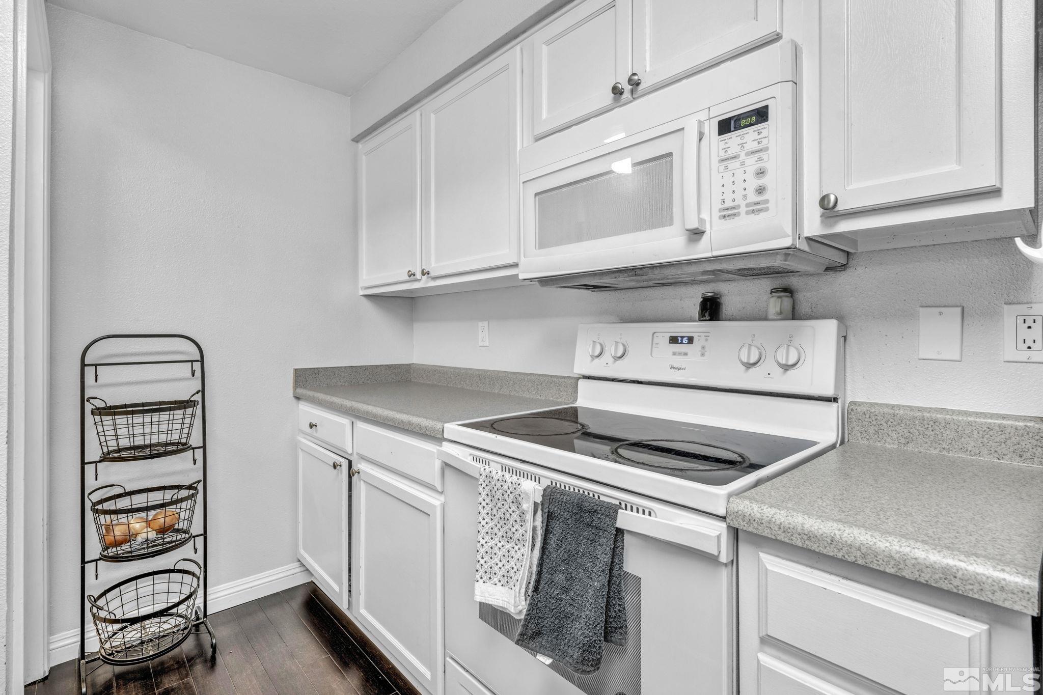 6805 Peppermint Drive Reno, NV 89506 - Photo 8 of 26 a utility room with dryer and washer