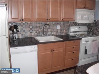 3342 Morning Glory Road Philadelphia, PA 19154 - Photo 3 of 12 Kitchen
