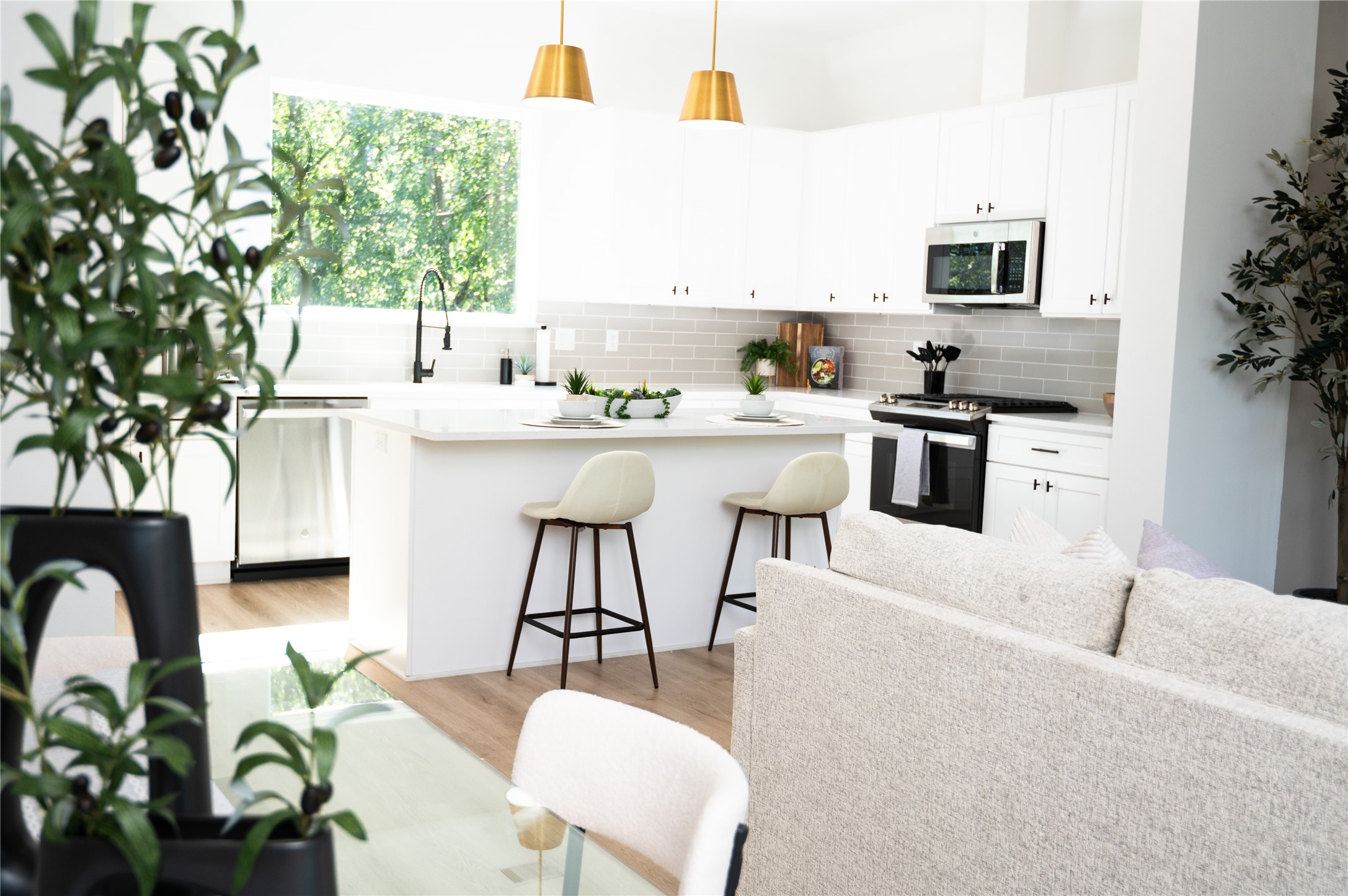 3486 Luca Street Houston, TX 77021 - Photo 16 of 50 Another angle of the kitchen from the living area