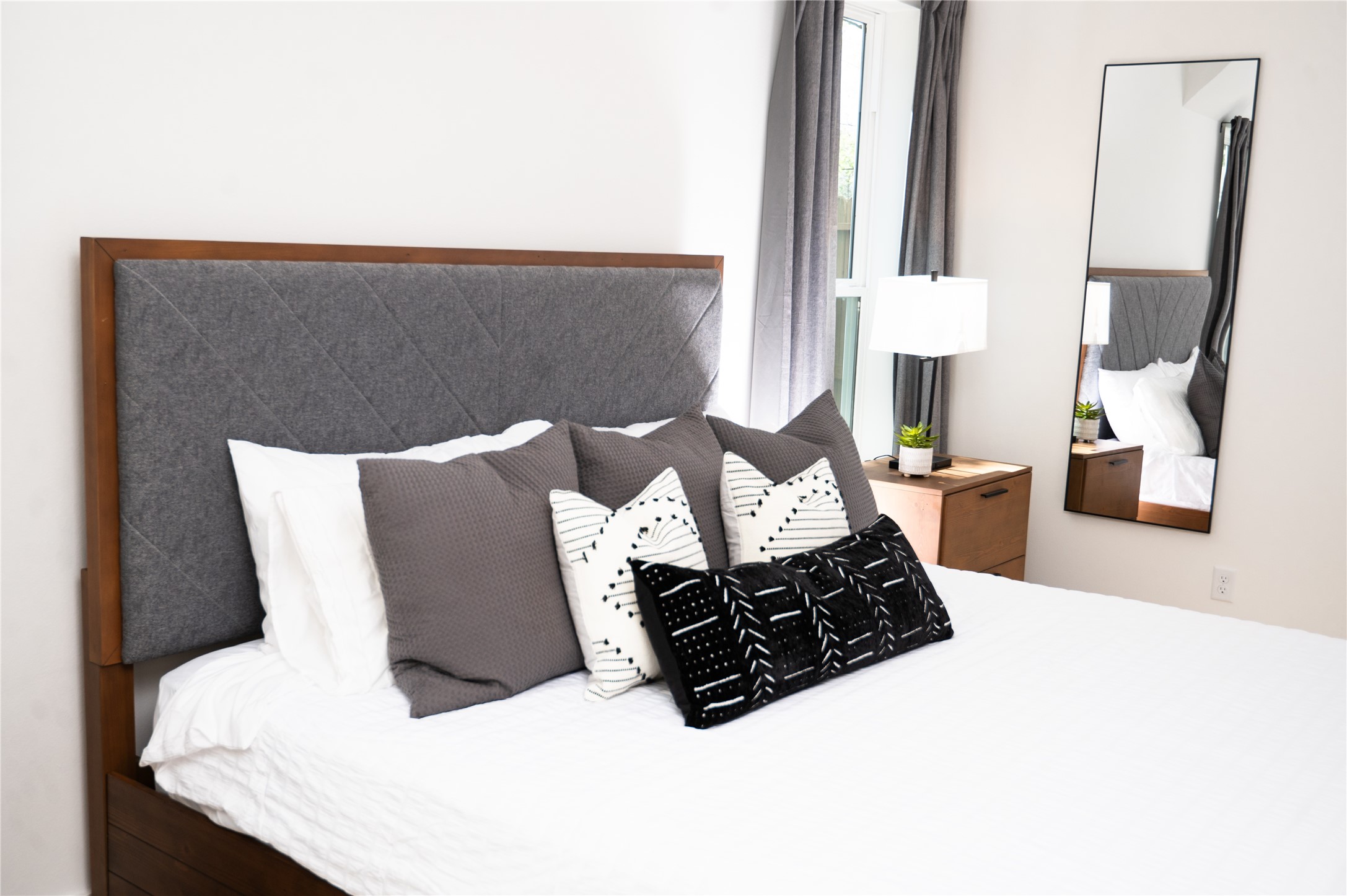 3486 Luca Street Houston, TX 77021 - Photo 3 of 50 Downstairs bedroom with king size bed and ensuite full bathroom.