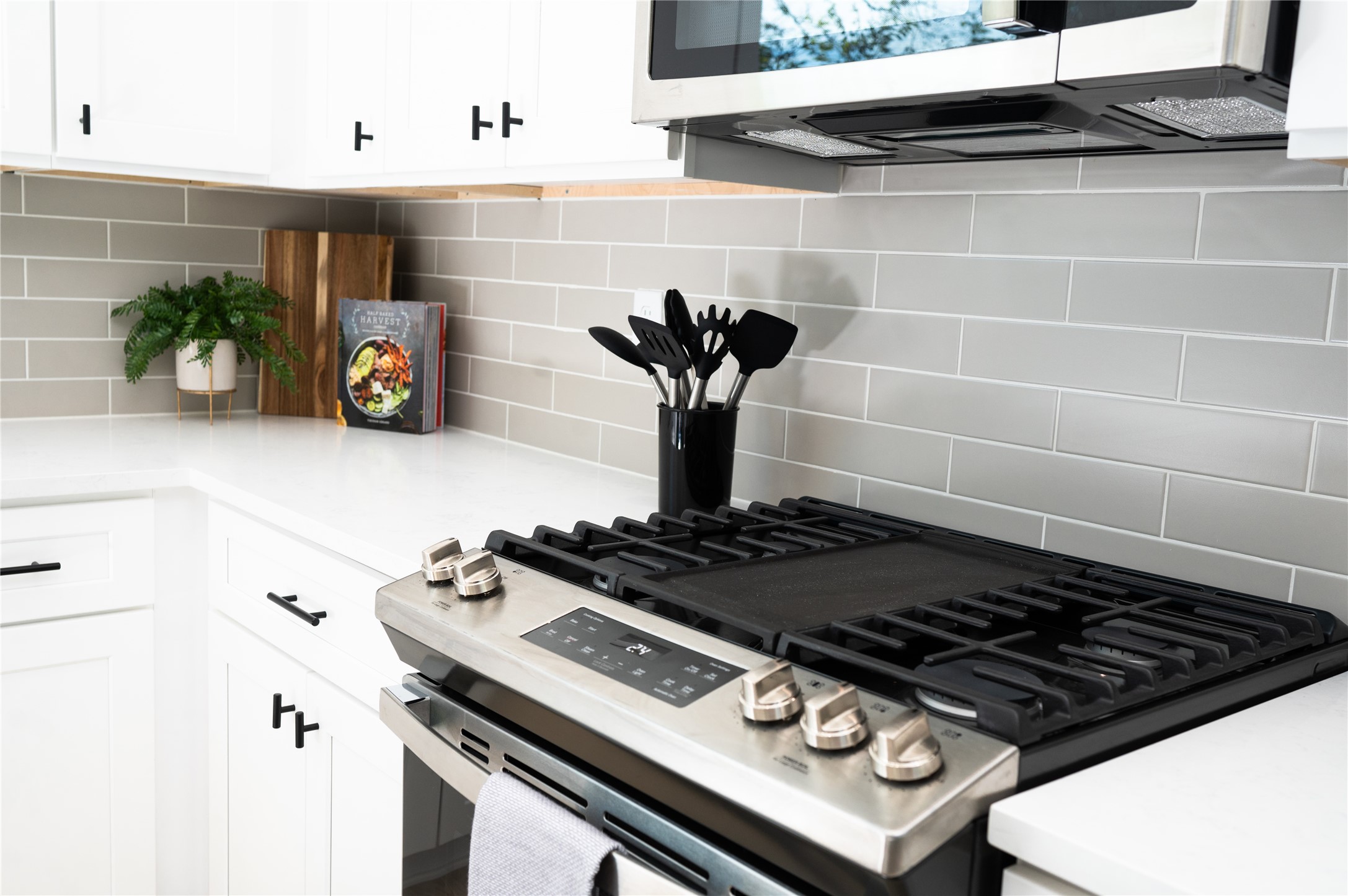 3486 Luca Street Houston, TX 77021 - Photo 31 of 50 Gas oven and stove
