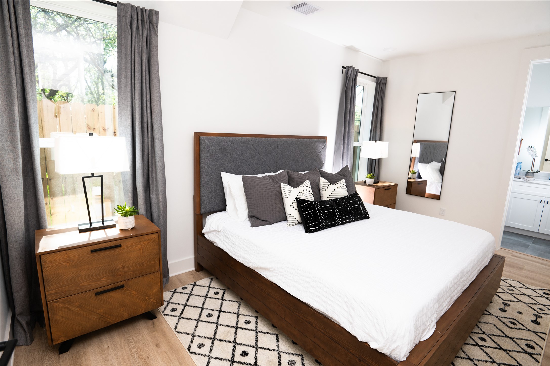 3486 Luca Street Houston, TX 77021 - Photo 4 of 50 Downstairs bedroom with king size bed and ensuite full bathroom.