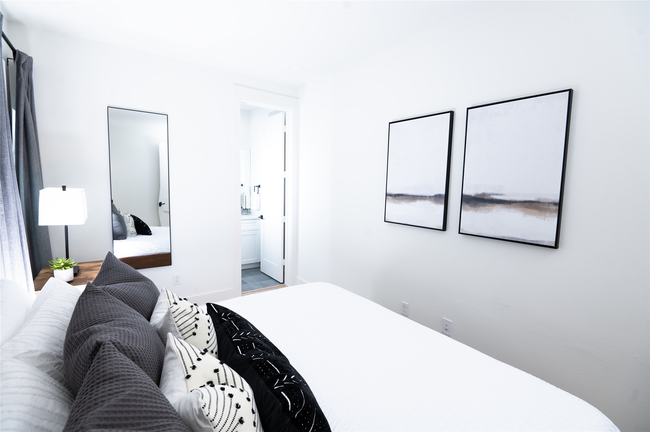 3486 Luca Street Houston, TX 77021 - Photo 6 of 50 Another angle of the downstairs bedroom.