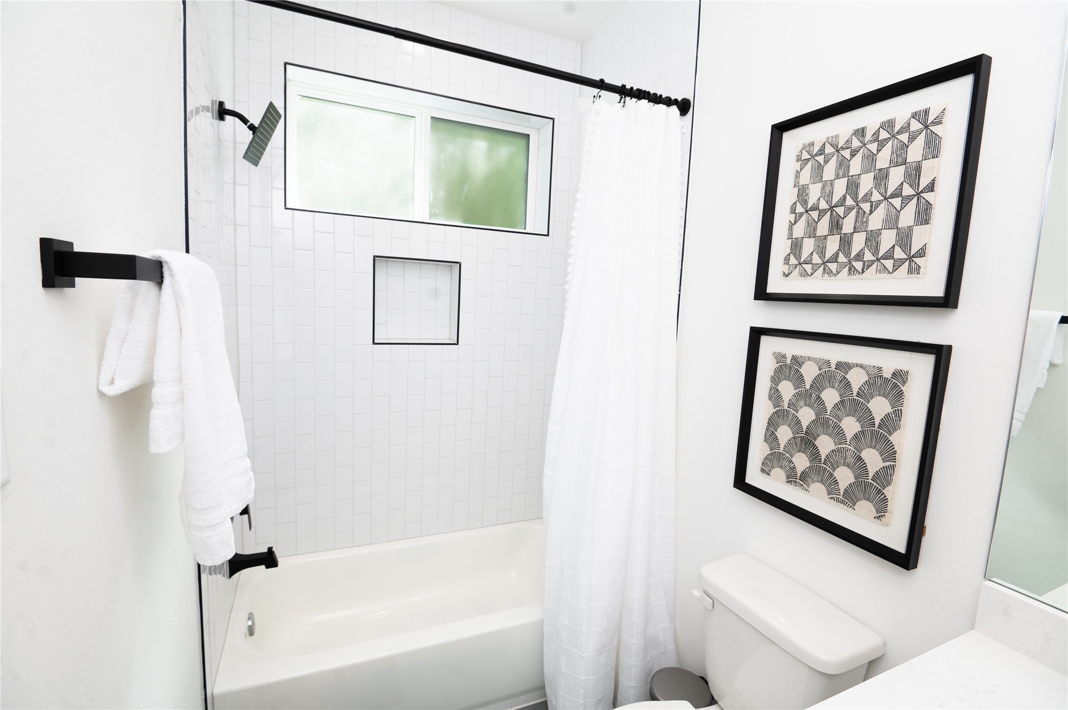 3486 Luca Street Houston, TX 77021 - Photo 8 of 50 Downstairs bedroom ensuite bathroom.