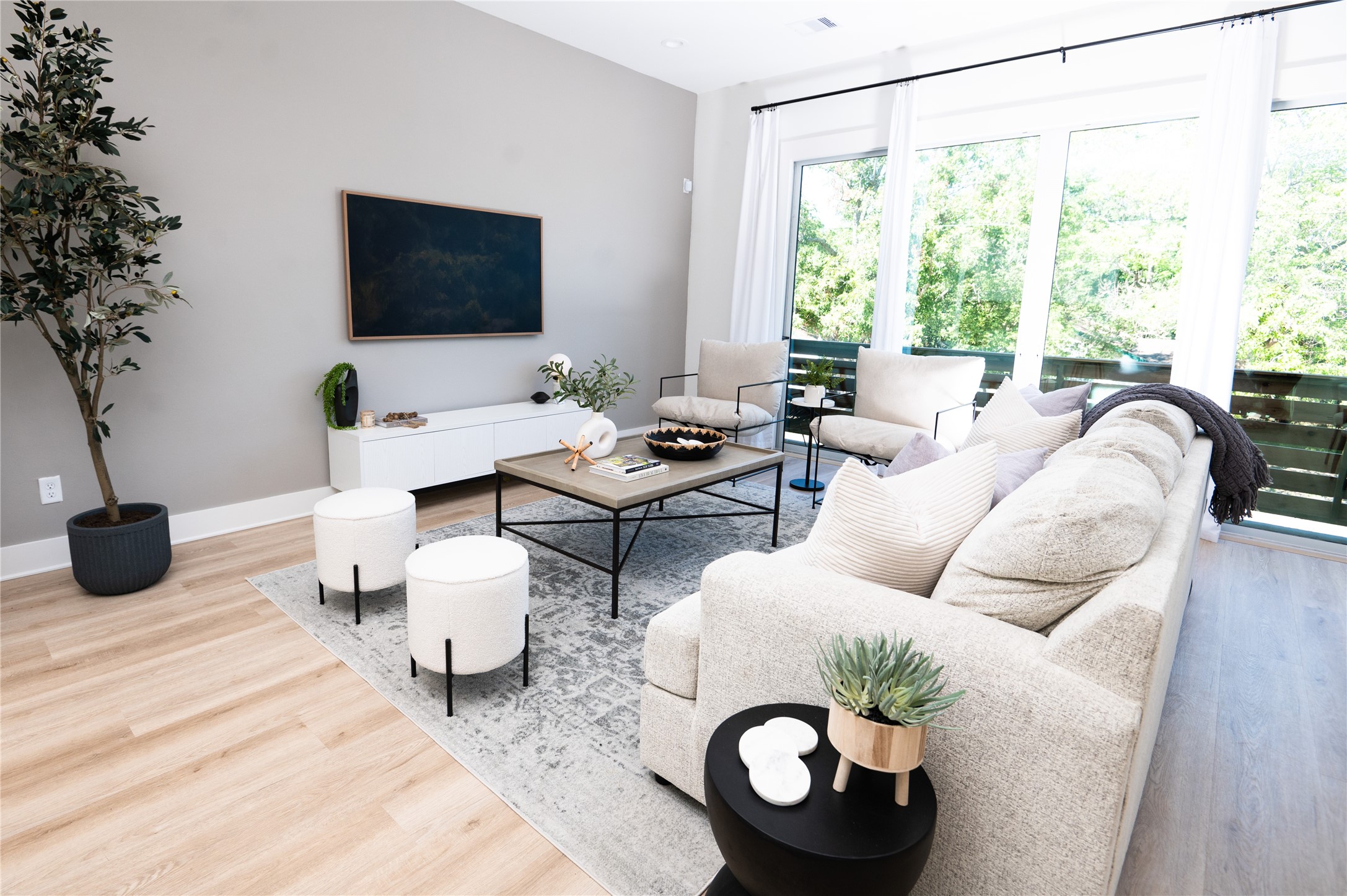 3486 Luca Street Houston, TX 77021 - Photo 9 of 50 Spacious and Bright Living Area