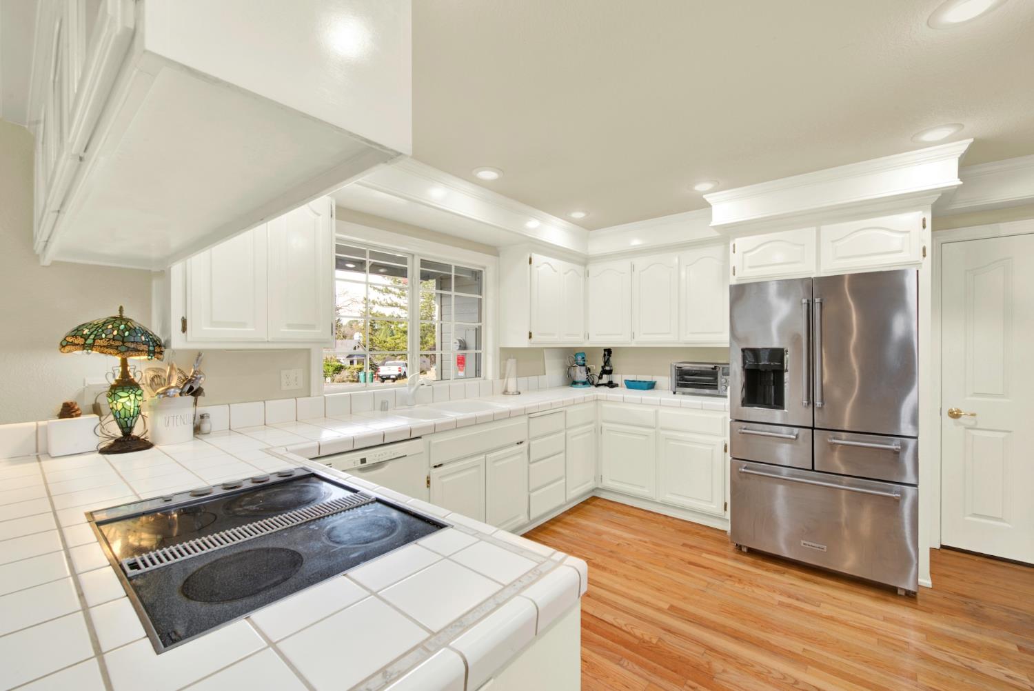 2812 Bronzecrest Street Placerville, CA 95667 - Photo 27 of 74 a kitchen with a stove a sink and a refrigerator