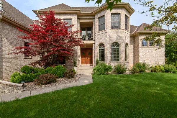 $1,190,000 | 10935 North Oriole Lane, Mequon, WI 53092