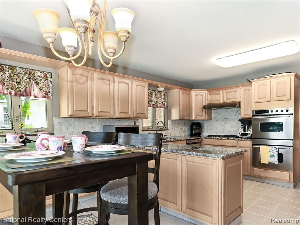 7030 Commerce Road West Bloomfield, MI 48324 - Photo 5 of 32