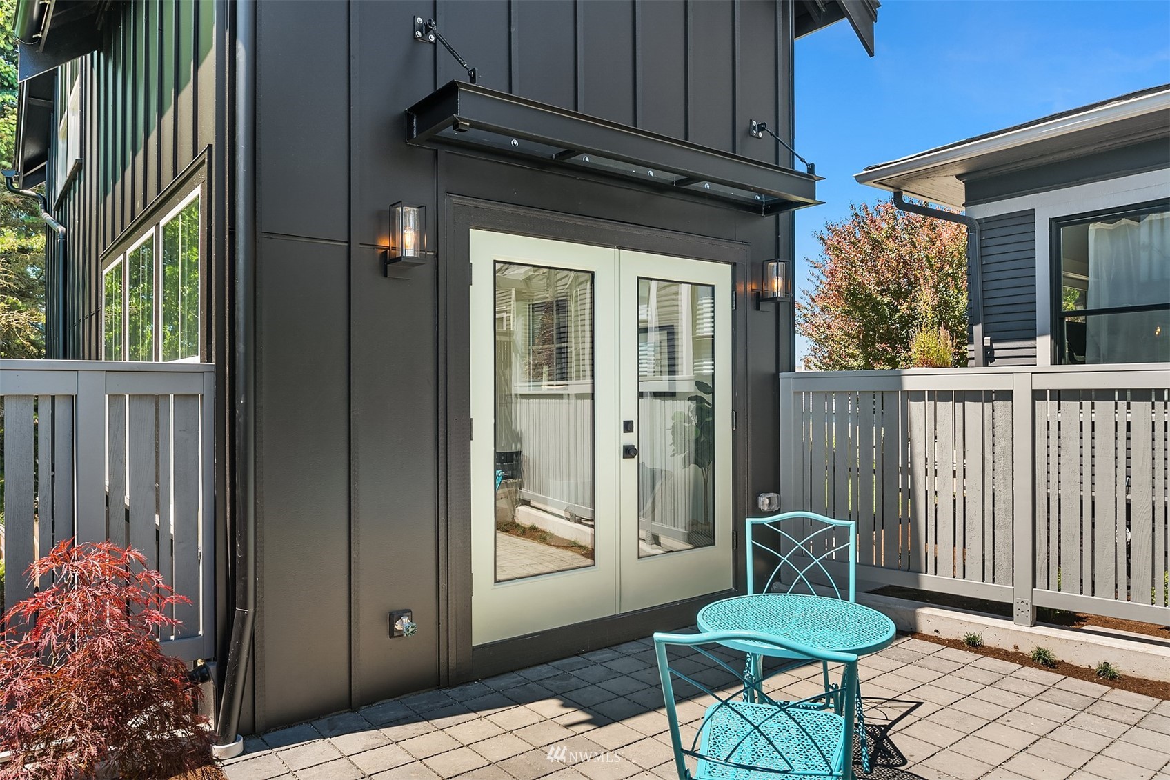 8041 Stroud Avenue North, Unit B Seattle, WA 98103 - Photo 22 of 29 a backyard of a house with table and chairs