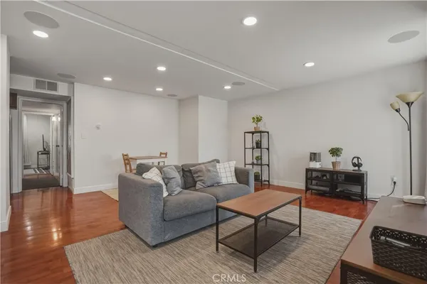 $375,000 | 6151 Reseda Boulevard, Unit 13, Tarzana, CA 91335