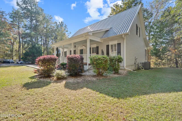 a view of a house with backyard and garden