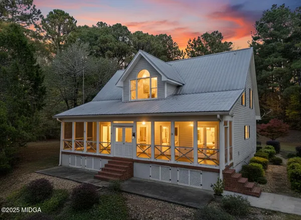 a view of a backyard