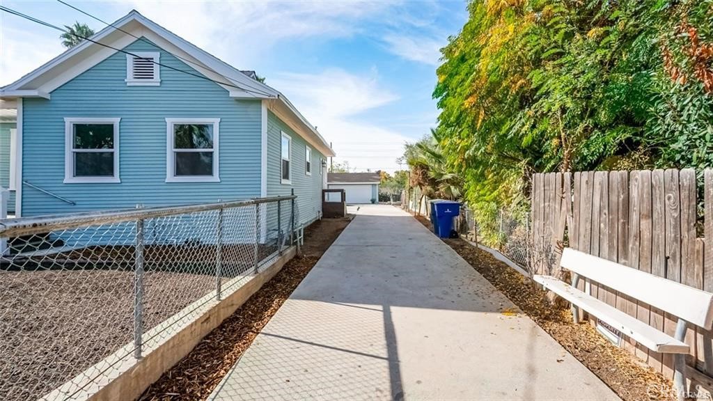 2510 Tenth Street Riverside, CA 92507 - Photo 2 of 3 Driveway