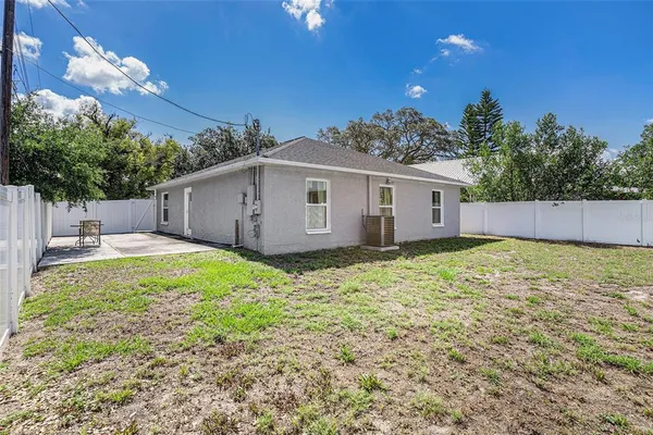 a view of a backyard