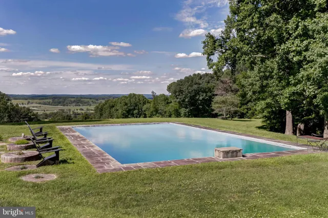 a view of an house with backyard space and garden
