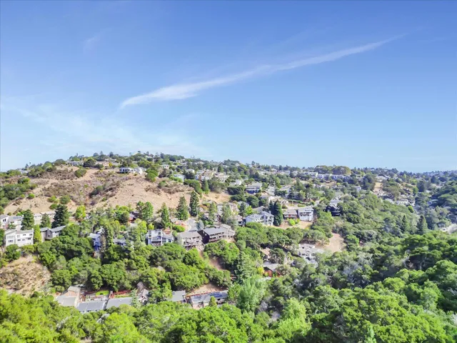 a sign that is sitting in the middle of a yard