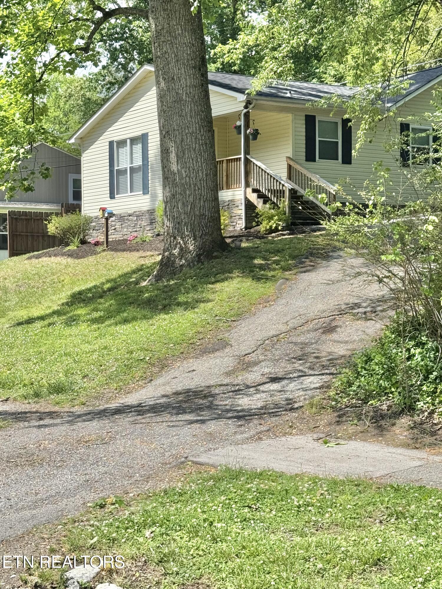 130 Crescent Road Norris, TN 37828 - Photo 3 of 47 IMG_8282