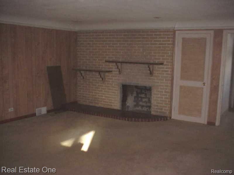 9534 Wayne Road Livonia, MI 48150 - Photo 7 of 13 Family Room