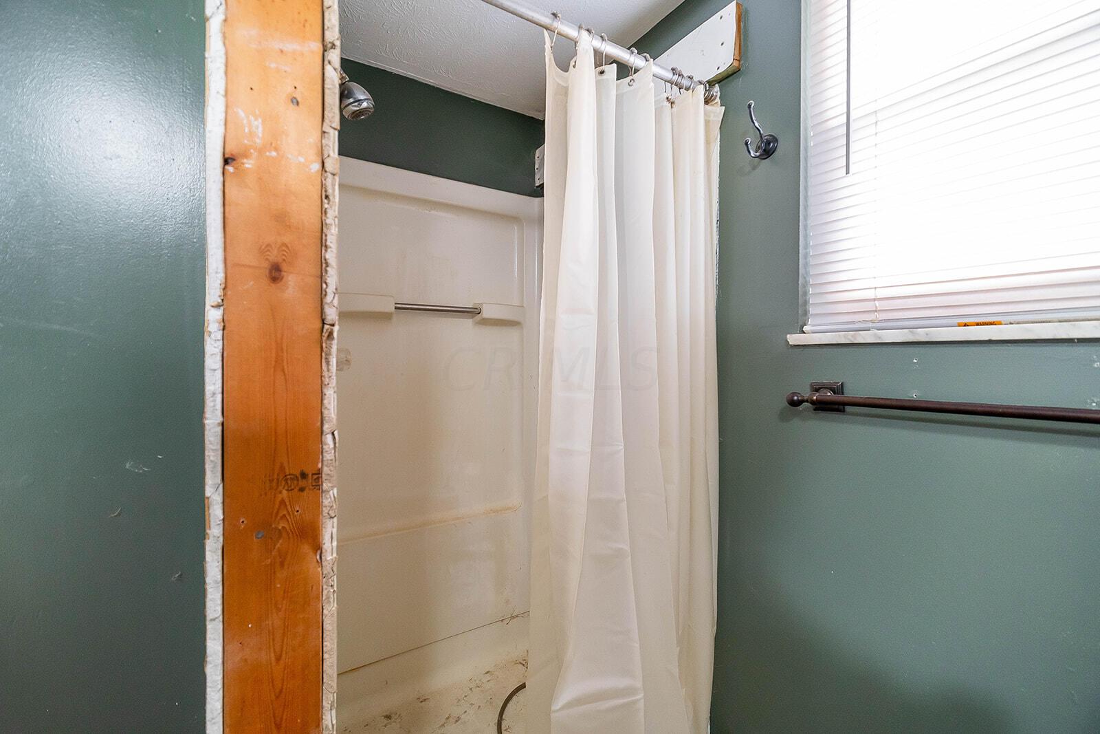 1668 Sandhurst Road Columbus, OH 43229 - Photo 26 of 42 Primary Bath