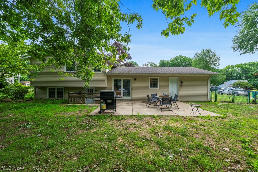 6472 Southgrove Road Mentor, OH 44060 - Photo 33 of 37 Expansive backyard featuring a concrete patio