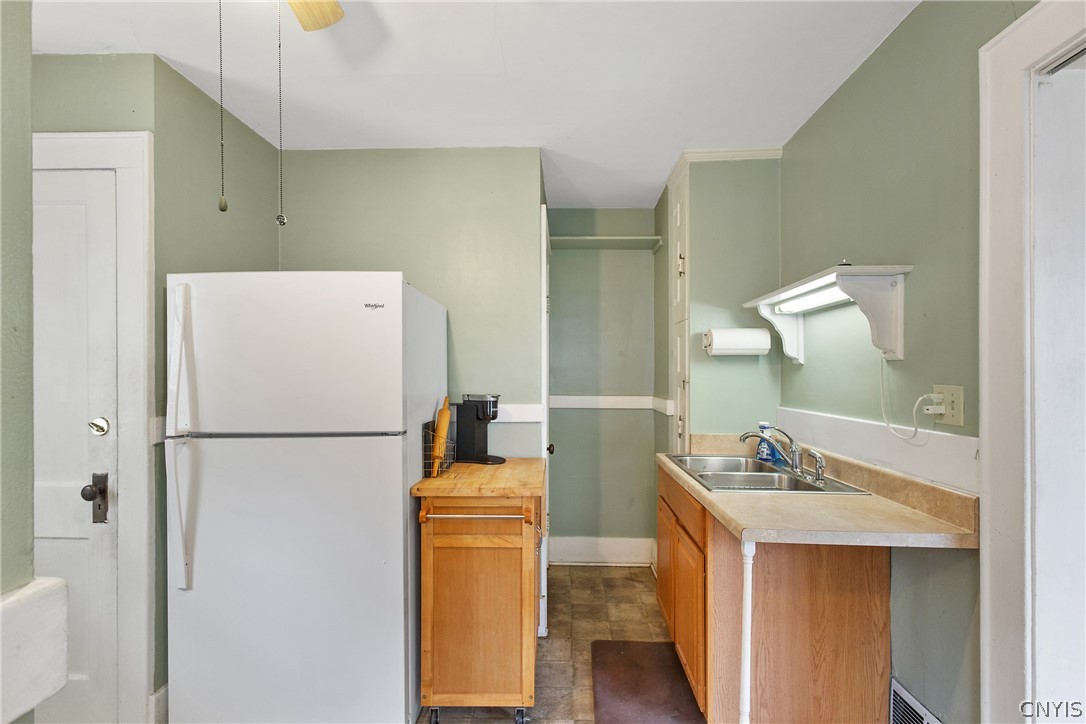221 MacKay Avenue Camillus, NY 13219 - Photo 7 of 35 Kitchen