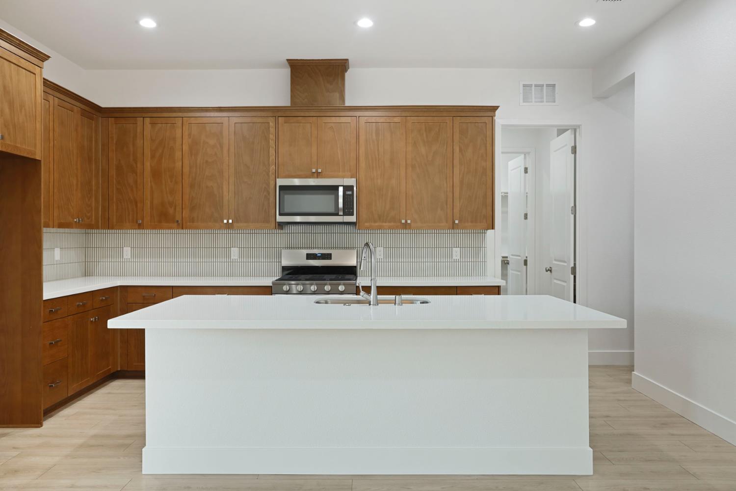 2288 Paramount Lane Manteca, CA 95337 - Photo 4 of 25 Sparkling quartz countertops