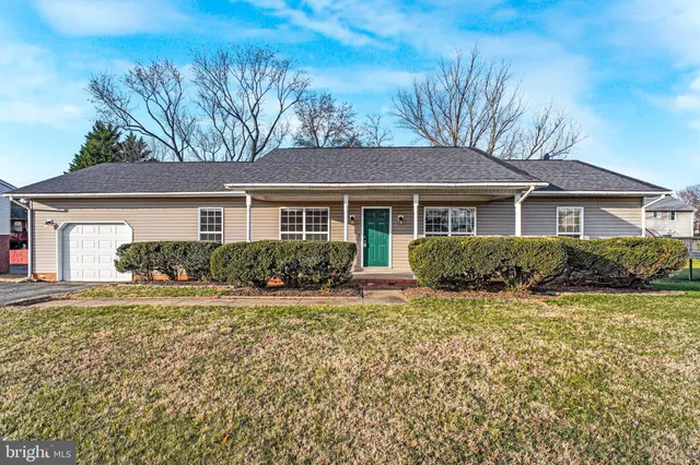 $2,300 | 804 Shamrock Drive, Fredericksburg, VA 22407