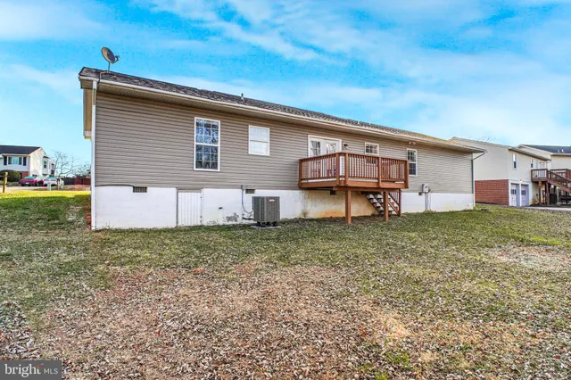 a view of a house with backyard and garden