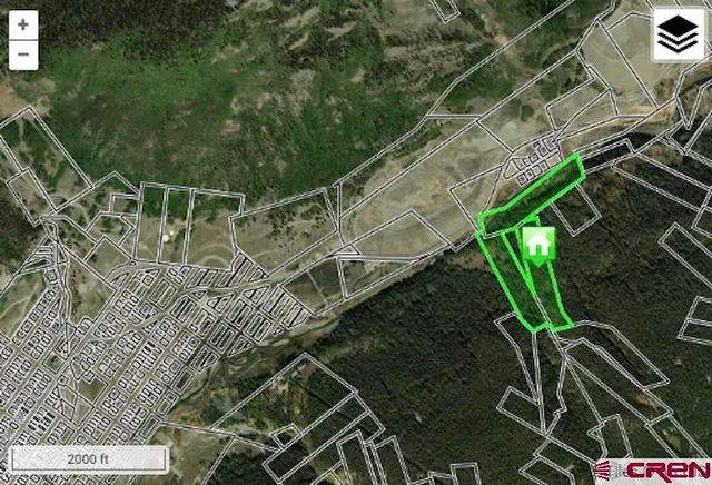 a view of a yard of the house